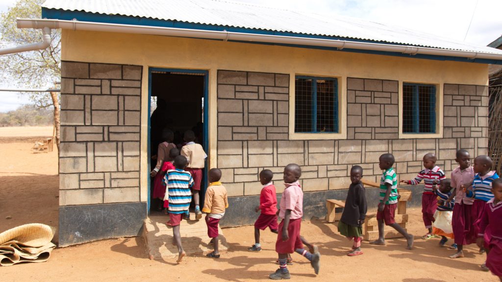 Escola primária Mboti em Sosoma, no Quênia. Aqui, a Better Globe financiou reformas da pré-escola da foto e contribuiu com água, tanques de água, calhas, e mais, usando dinheiro dos pacotes de doação.