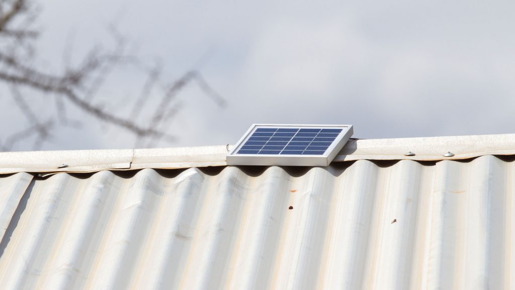 Painel solar no telhado da casa de um agricultor que recebeu um microcrédito.